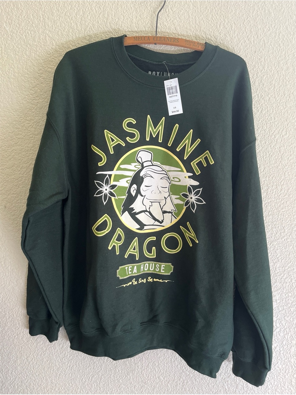 New Boxlunch Jasmine Dragon Crewneck Size Large